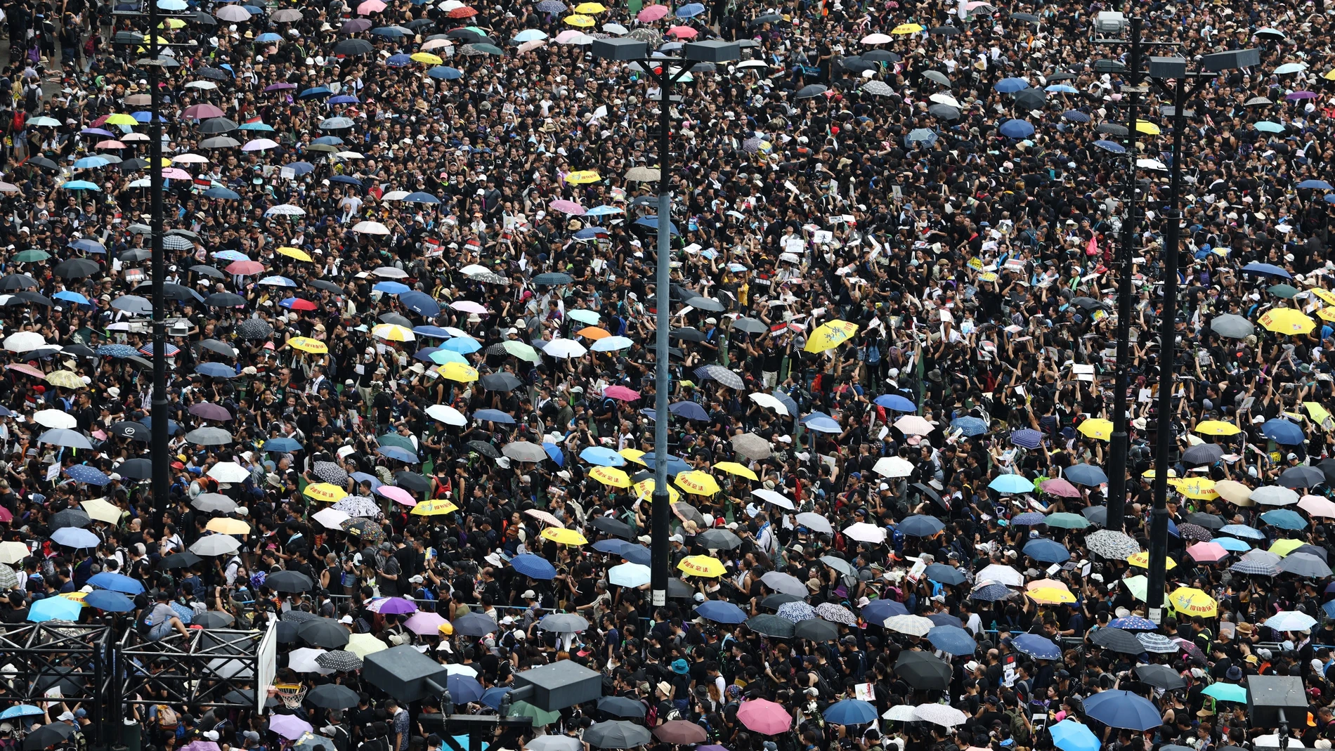 Cientos de miles de hongkoneses salieron hoy a las calles para pedir la retirada completa del proyecto de ley de extradición y la dimisión de la jefa del Ejecutivo.