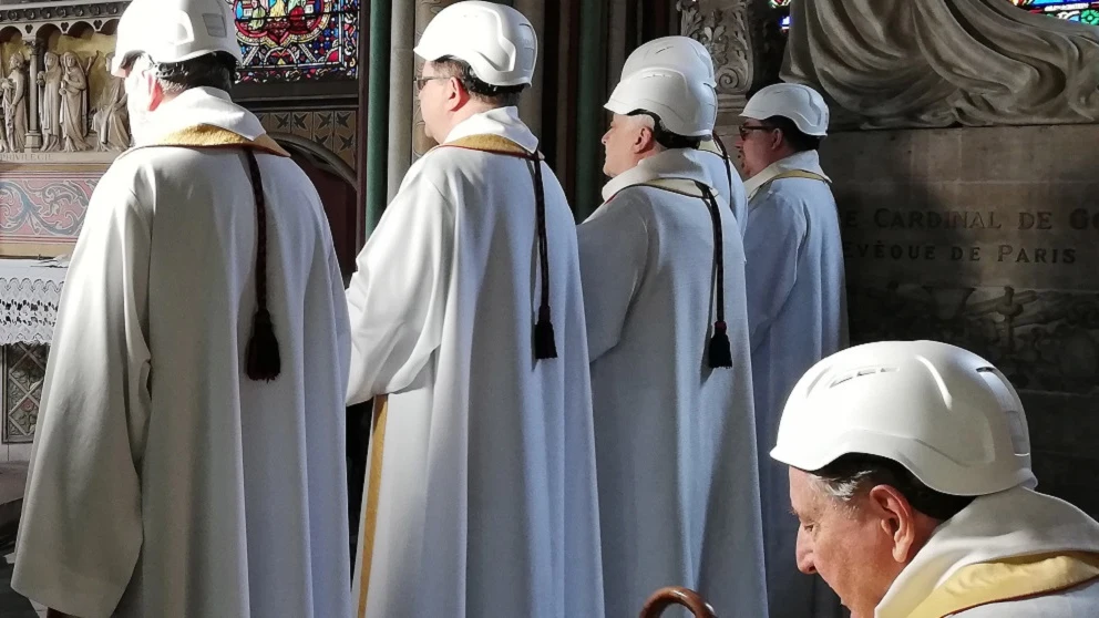 Primera misa en Notre Dame después de los incendios.