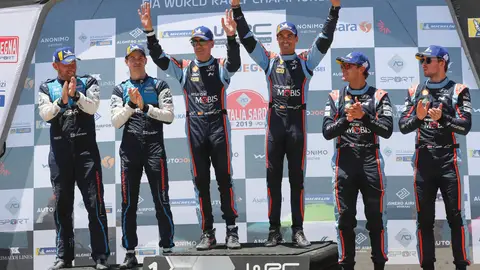 Dani Sordo y Carlos del Barrio en lo más alto del podio Dani Sordo y Carlos del Barrio en lo más alto del podio