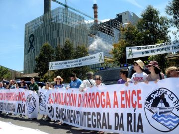 Imagen de la manifestación en Pontevedra para que la empresa 'Ence' abandone la ría Imagen de la manifestación en Pontevedra para que la empresa 'Ence' abandone la ría