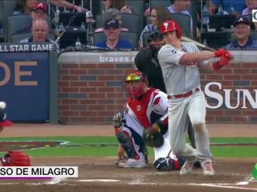 ¡Es increíble que saliera ileso! Ojo al bolazo que se llevó este pitcher en un partido de beisbol ¡Es increíble que saliera ileso! Ojo al bolazo que se llevó este pitcher en un partido de beisbol