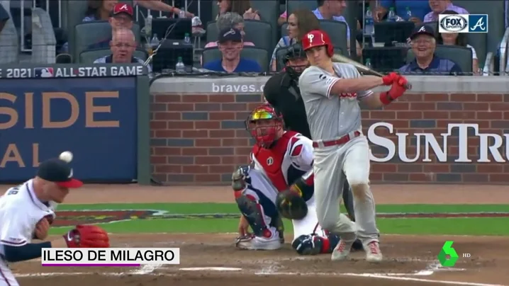 ¡Es increíble que saliera ileso! Ojo al bolazo que se llevó este pitcher en un partido de beisbol