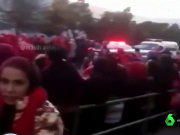 Mujeres iraníes sufren agresiones al tratar de acceder a eventos deportivos Mujeres iraníes sufren agresiones al tratar de acceder a eventos deportivos