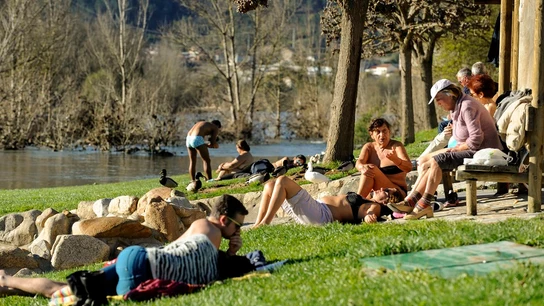 Imagen de archivo de personas tomando el sol en la zona fluvial del río Miño Imagen de archivo de personas tomando el sol en la zona fluvial del río Miño