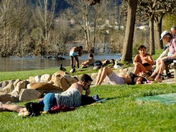 Imagen de archivo de personas tomando el sol en la zona fluvial del río Miño Imagen de archivo de personas tomando el sol en la zona fluvial del río Miño