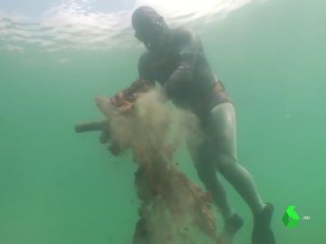 Buzo retirando basura del fondo marino Buzo retirando basura del fondo marino