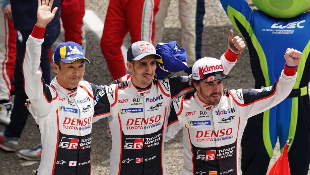 Fernando Alonso junto a sus compañeros saludando a los aficionados