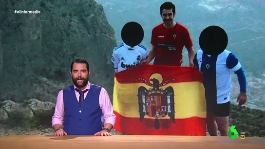 El concejal de Vox en Orihuela no solo jura el cargo con una cruz "de medio metro", también posa con una bandera franaquista El concejal de Vox en Orihuela no solo jura el cargo con una cruz "de medio metro", también posa con una bandera franaquista