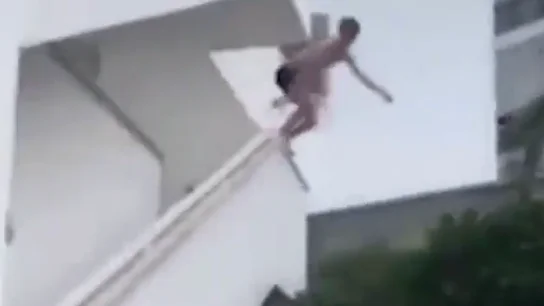 El joven haciendo balconing en un hotel de Magaluf El joven haciendo balconing en un hotel de Magaluf
