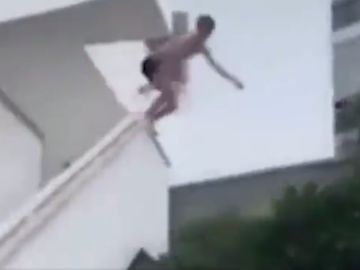 El joven haciendo balconing en un hotel de Magaluf El joven haciendo balconing en un hotel de Magaluf
