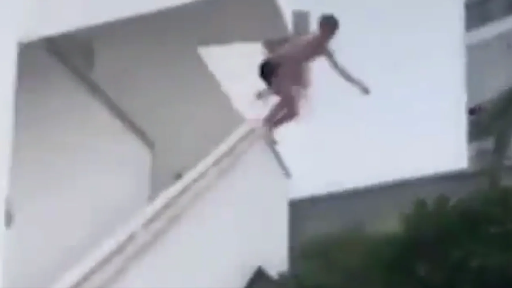 El joven haciendo balconing en un hotel de Magaluf