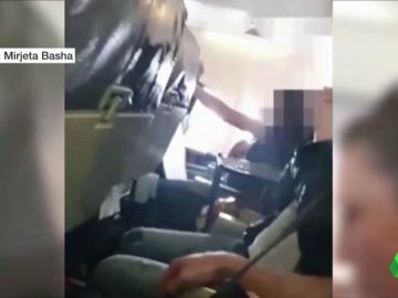 Una azafata se golpea contra el techo del avión durante las violentas turbulencias de un vuelo a Suiza Una azafata se golpea contra el techo del avión durante las violentas turbulencias de un vuelo a Suiza