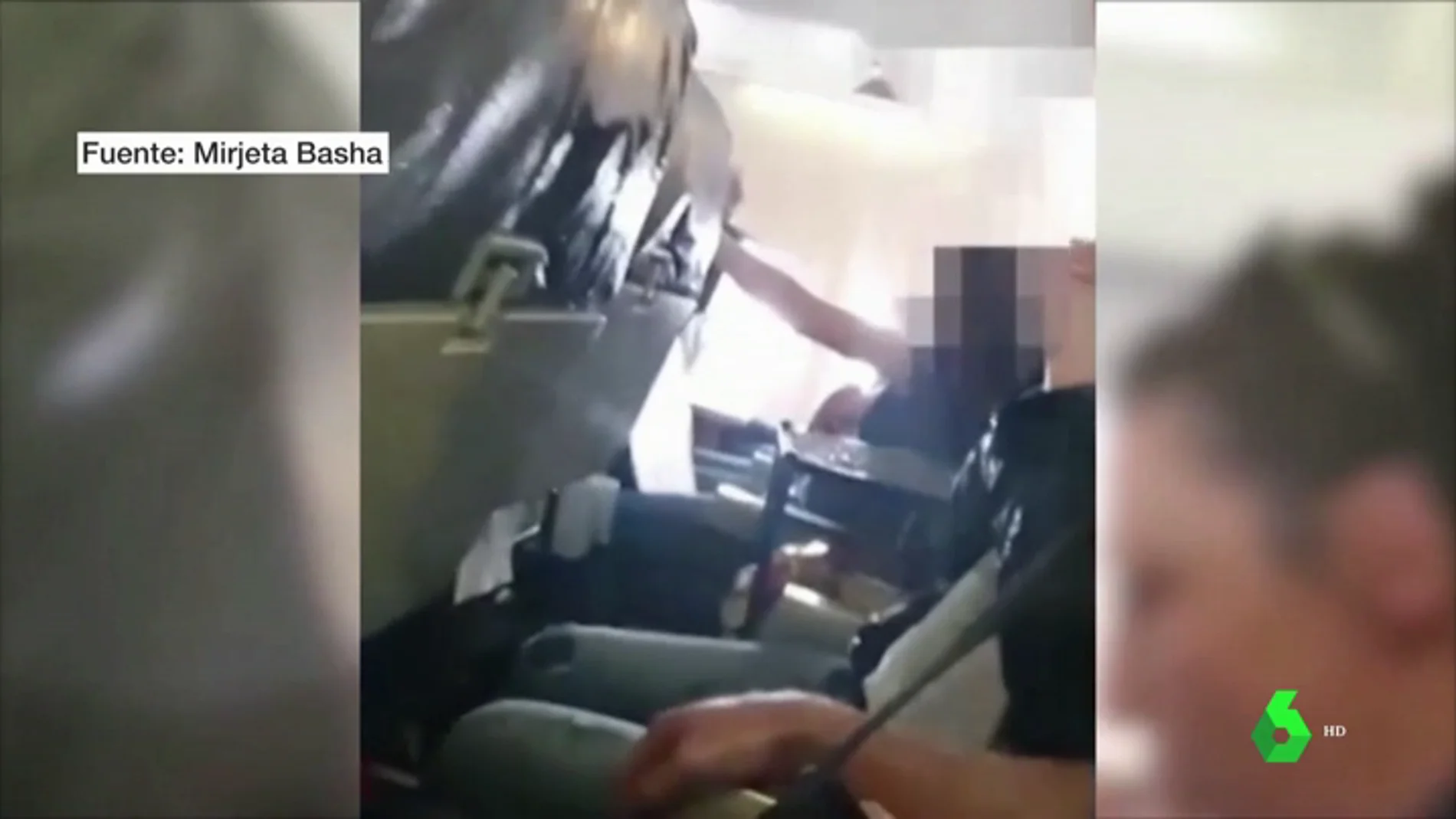 Una azafata se golpea contra el techo del avión durante las violentas turbulencias de un vuelo a Suiza