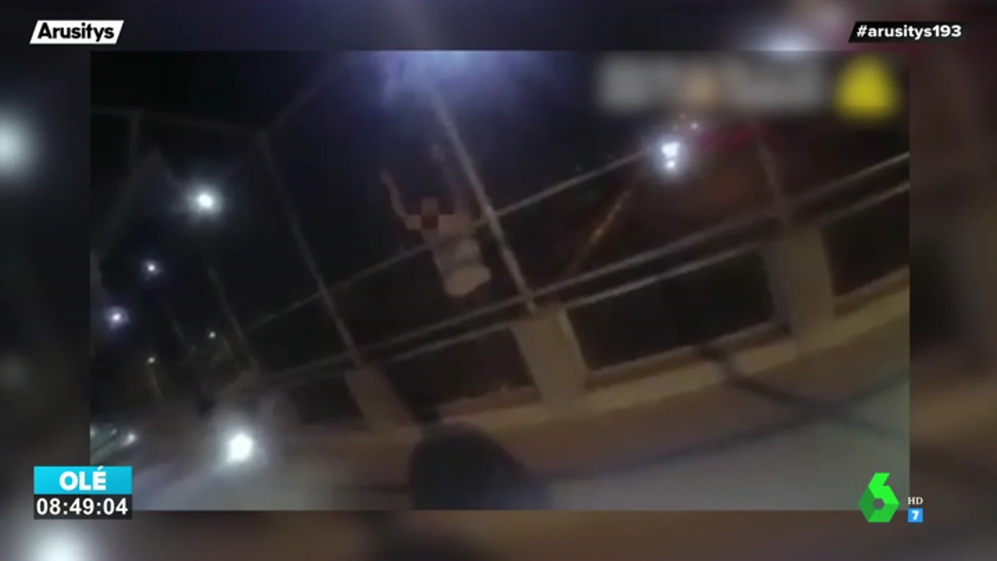 El emocionante vídeo en el que un policía salva la vida de un suicida ofreciéndole un abrazo El emocionante vídeo en el que un policía salva la vida de un suicida ofreciéndole un abrazo