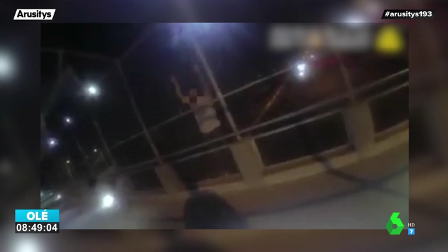 El emocionante vídeo en el que un policía salva la vida de un suicida ofreciéndole un abrazo