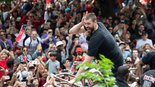 Marc Gasol anima a la afición de los Toronto Raptors Marc Gasol anima a la afición de los Toronto Raptors