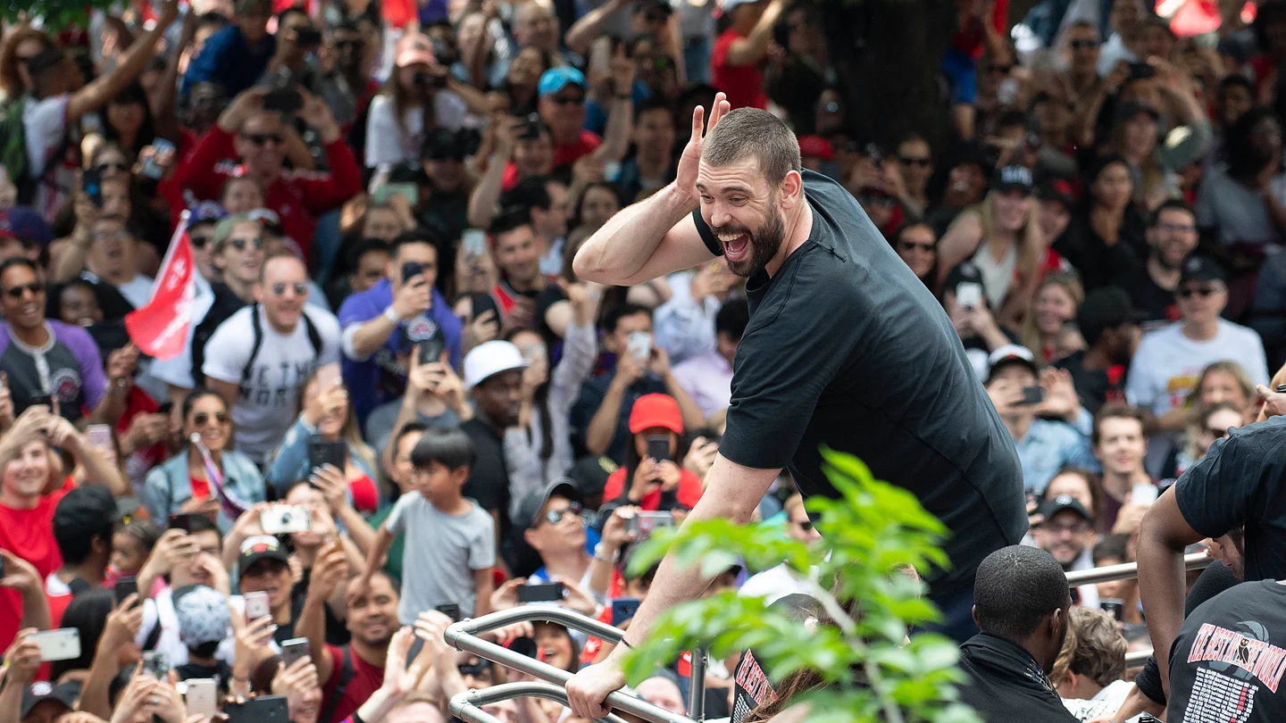 Marc Gasol anima a la afición de los Toronto Raptors Marc Gasol anima a la afición de los Toronto Raptors
