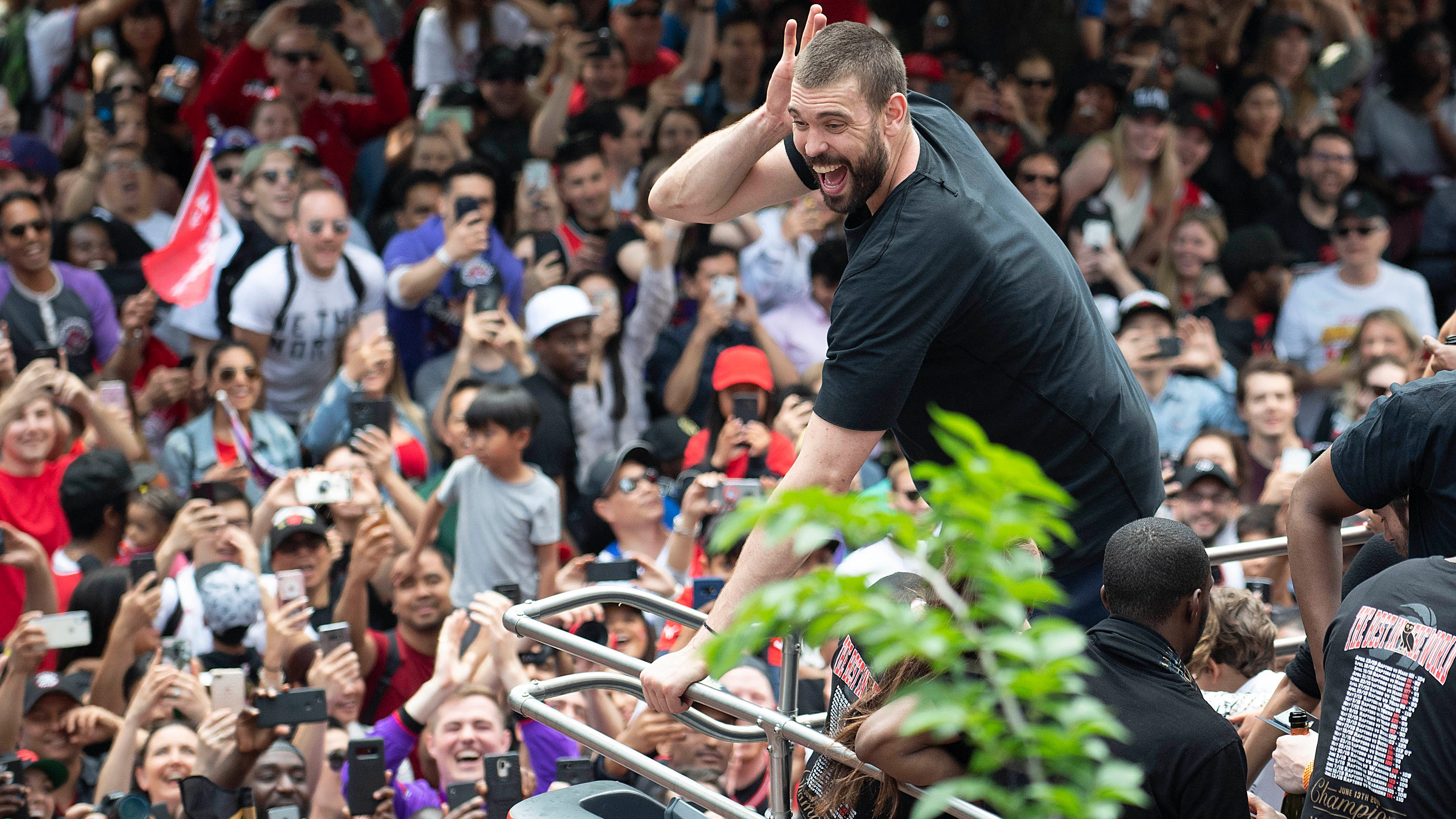 Marc Gasol anima a la afición de los Toronto Raptors