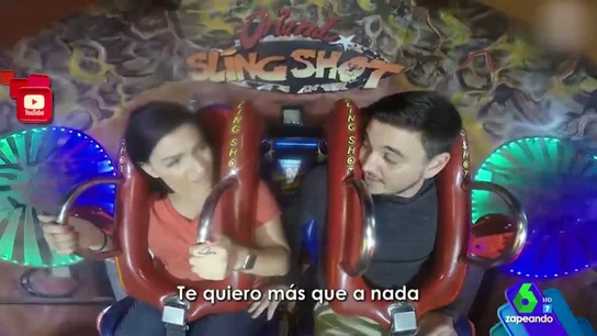 El momento en el que un joven le pide matrimonio a su novia en la cima de una montaña rusa El momento en el que un joven le pide matrimonio a su novia en la cima de una montaña rusa