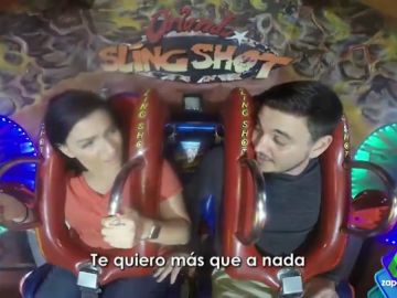 El momento en el que un joven le pide matrimonio a su novia en la cima de una montaña rusa El momento en el que un joven le pide matrimonio a su novia en la cima de una montaña rusa