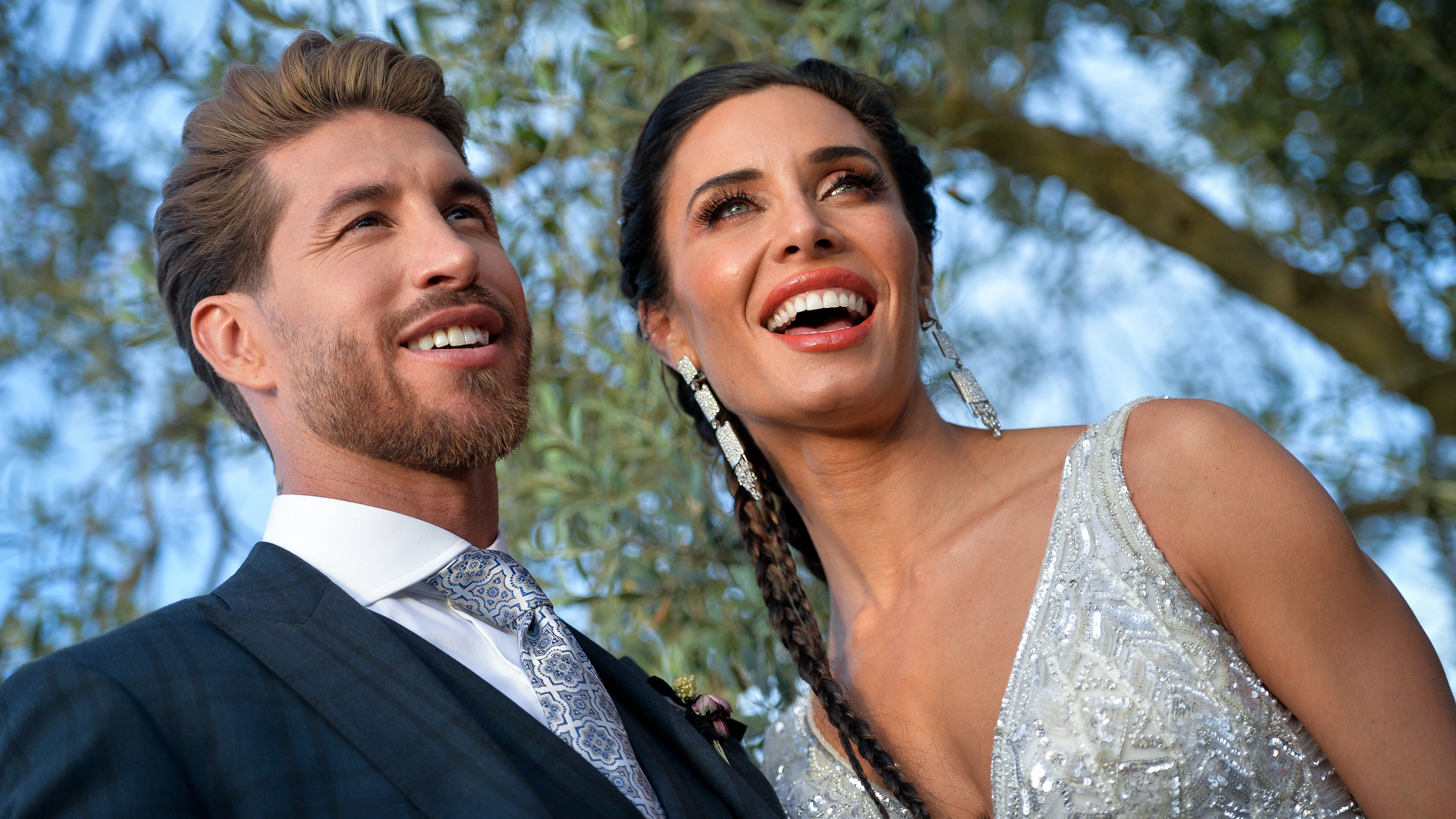 Sergio Ramos y Pilar Rubio atienden a la prensa tras casarse en Sevilla