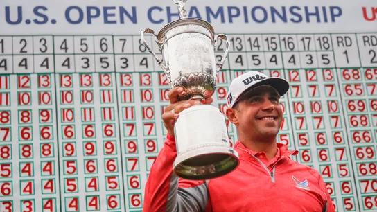 Gary Woodland alza el trofeo del US Open Gary Woodland alza el trofeo del US Open