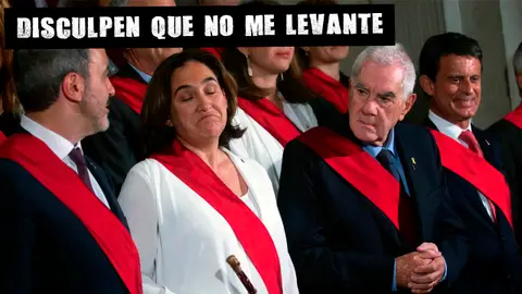 Ada Colau tomando posesión del cargo de alcaldesa de Barcelona Disculpen que no me levante