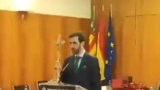 Un concejal de Vox jura el cargo con un crucifijo y acatando el Estatuto de Autonomía "por imperativo legal" Un concejal de Vox jura el cargo con un crucifijo y acatando el Estatuto de Autonomía "por imperativo legal"