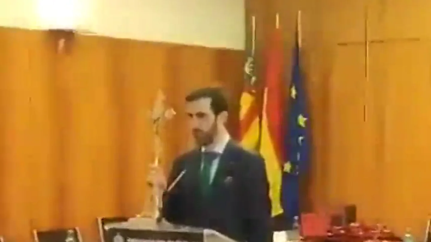 Un concejal de Vox jura el cargo con un crucifijo y acatando el Estatuto de Autonomía "por imperativo legal" Un concejal de Vox jura el cargo con un crucifijo y acatando el Estatuto de Autonomía "por imperativo legal"