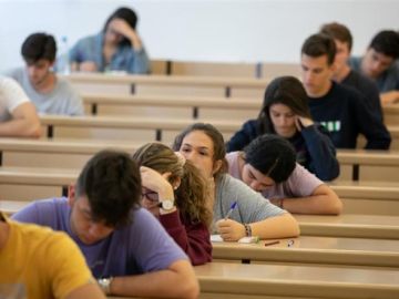 Alumnos realizando las pruebas de Selectividad para el acceso a la universidad. Alumnos realizando las pruebas de Selectividad para el acceso a la universidad.