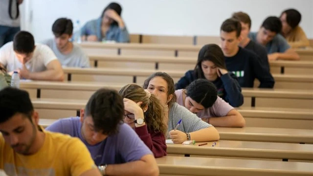 Alumnos realizando las pruebas de Selectividad para el acceso a la universidad.