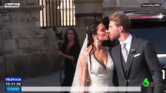 El polémico gesto de Sergio Ramos a Pilar Rubio tras su beso al salir de la catedral de Sevilla El polémico gesto de Sergio Ramos a Pilar Rubio tras su beso al salir de la catedral de Sevilla