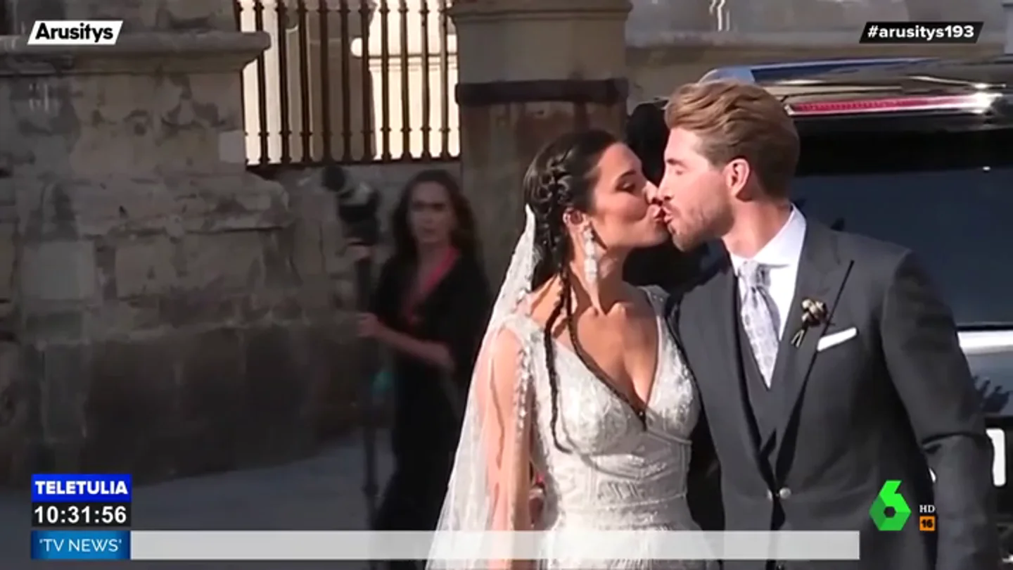 El polémico gesto de Sergio Ramos a Pilar Rubio tras su beso al salir de la catedral de Sevilla El polémico gesto de Sergio Ramos a Pilar Rubio tras su beso al salir de la catedral de Sevilla