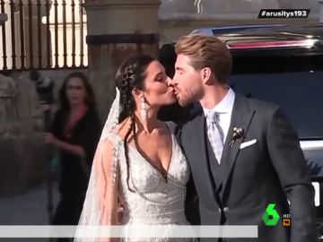 El polémico gesto de Sergio Ramos a Pilar Rubio tras su beso al salir de la catedral de Sevilla El polémico gesto de Sergio Ramos a Pilar Rubio tras su beso al salir de la catedral de Sevilla