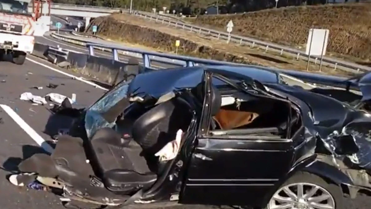 Un joven, en estado grave tras chocar contra la mediana de una autovía y partirse el coche en dos