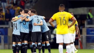 Los jugadores de Uruguay celebran un gol ante Ecuador