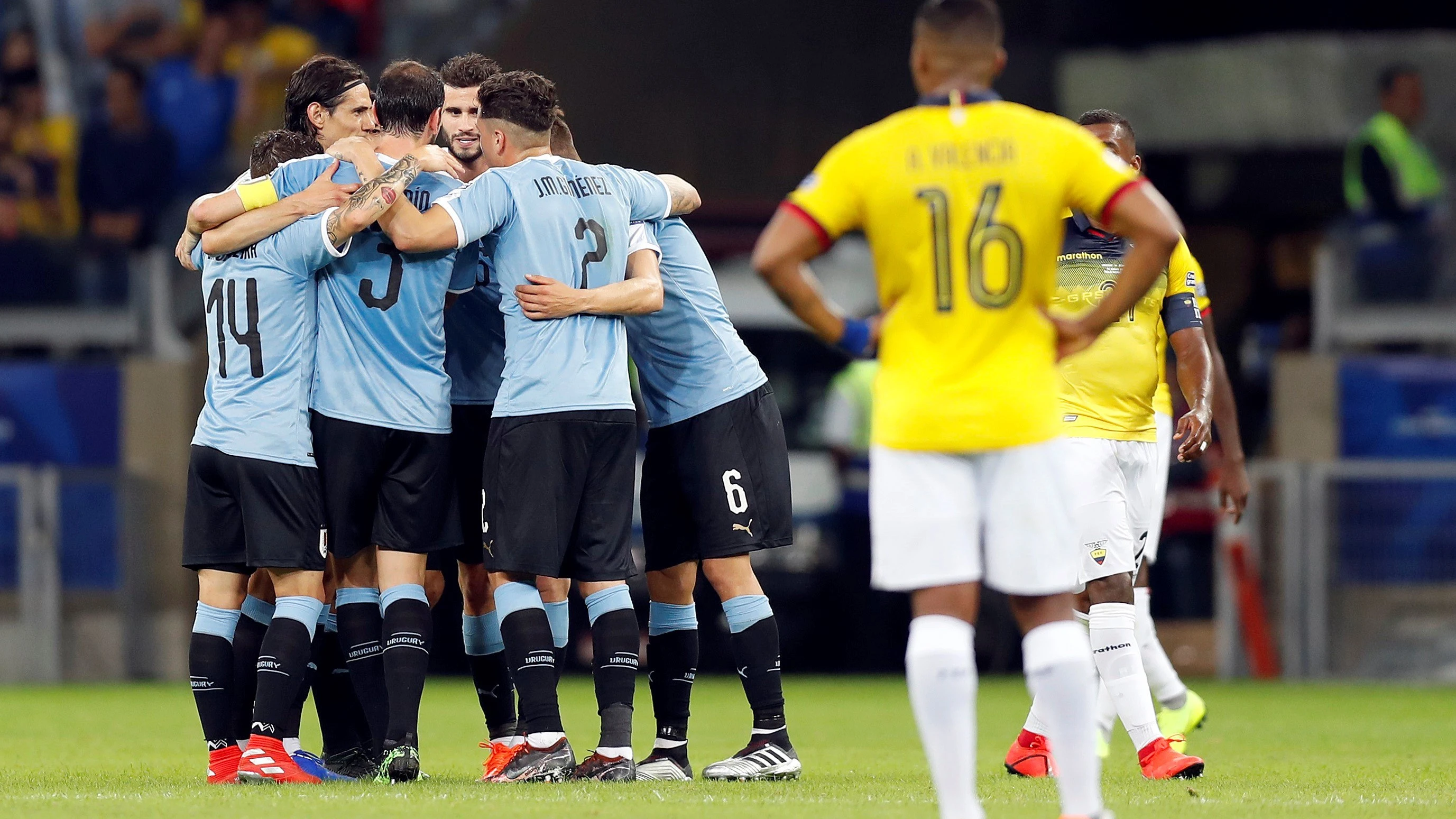 Los jugadores de Uruguay celebran un gol ante Ecuador