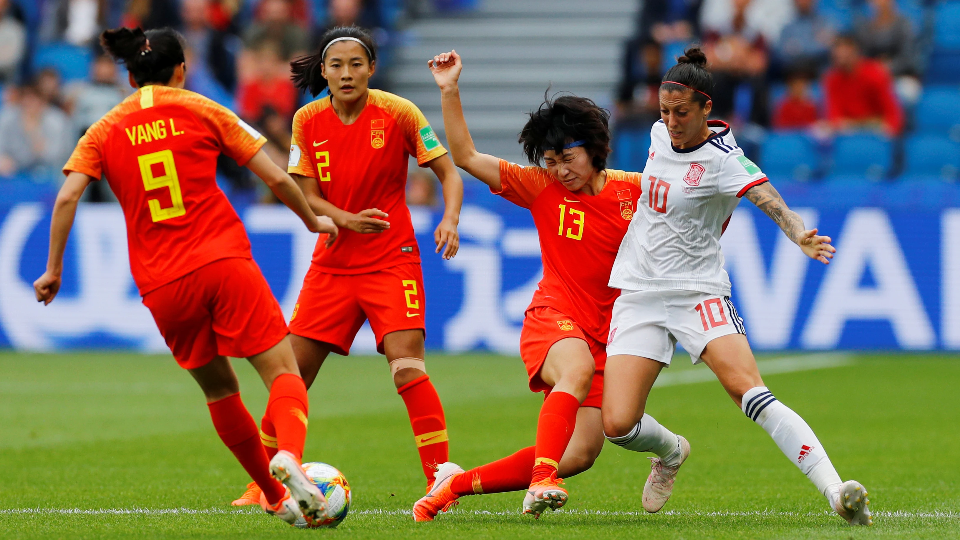 Hermoso intenta jugar el balón ante la defensa china