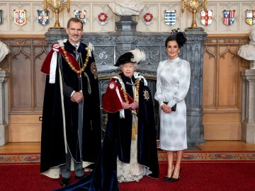 Felipe VI, junto a la reina Isabel II y la reina Letizia tras ser investido nuevo caballero de la Orden de la Jarretera Felipe VI, junto a la reina Isabel II y la reina Letizia tras ser investido nuevo caballero de la Orden de la Jarretera