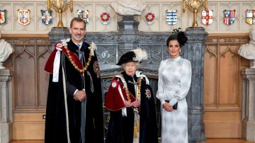 Felipe VI, junto a la reina Isabel II y la reina Letizia tras ser investido nuevo caballero de la Orden de la Jarretera