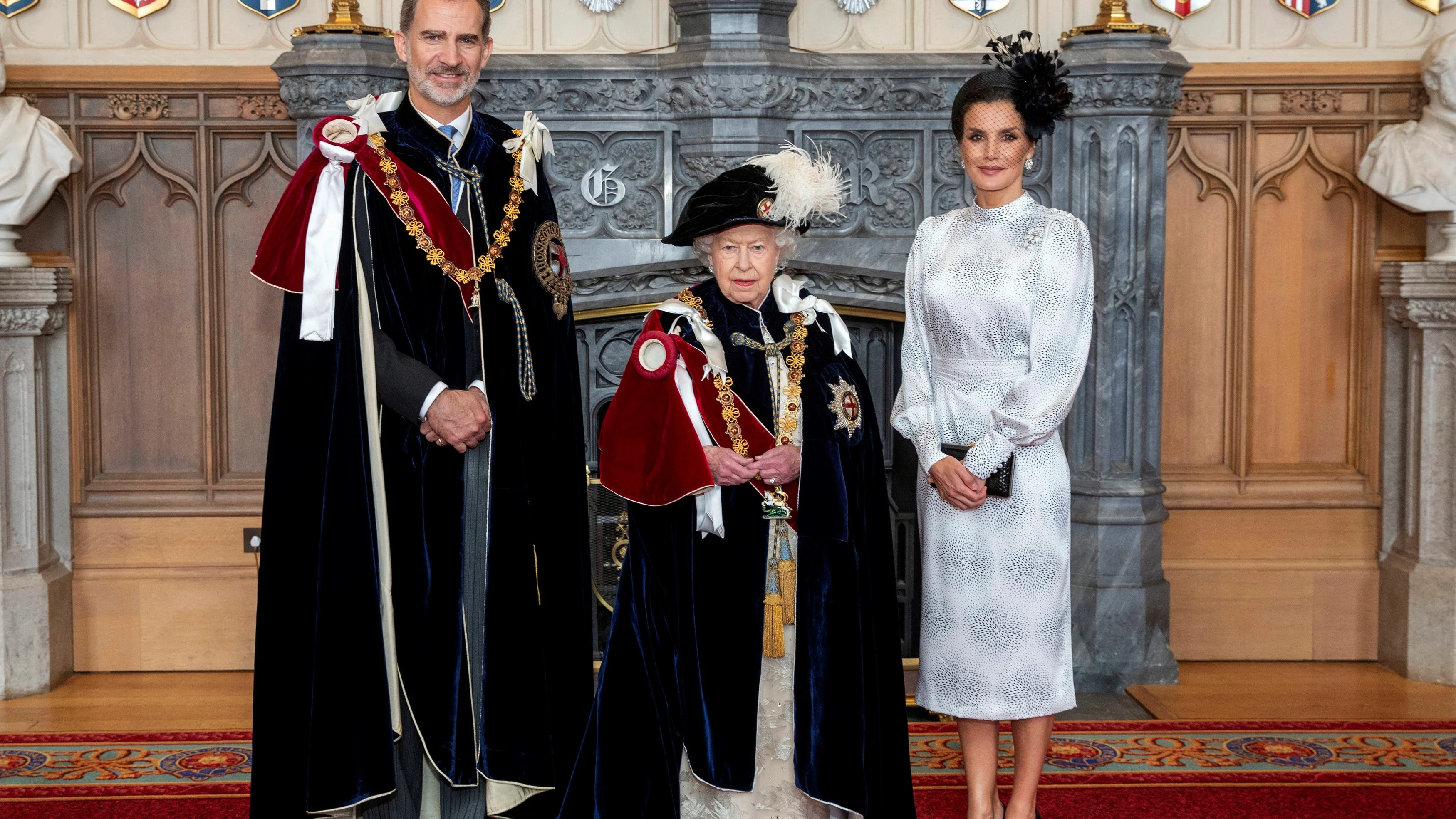 Felipe VI, junto a la reina Isabel II y la reina Letizia tras ser investido nuevo caballero de la Orden de la Jarretera