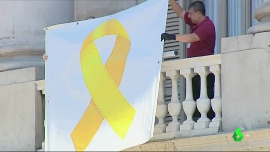 Un lazo amarillo vuelve a colgar de la fachada del Ayuntamiento de Barcelona: el PSC recrimina la decisión de Colau Un lazo amarillo vuelve a colgar de la fachada del Ayuntamiento de Barcelona: el PSC recrimina la decisión de Colau