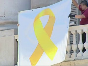 Un lazo amarillo vuelve a colgar de la fachada del Ayuntamiento de Barcelona: el PSC recrimina la decisión de Colau Un lazo amarillo vuelve a colgar de la fachada del Ayuntamiento de Barcelona: el PSC recrimina la decisión de Colau