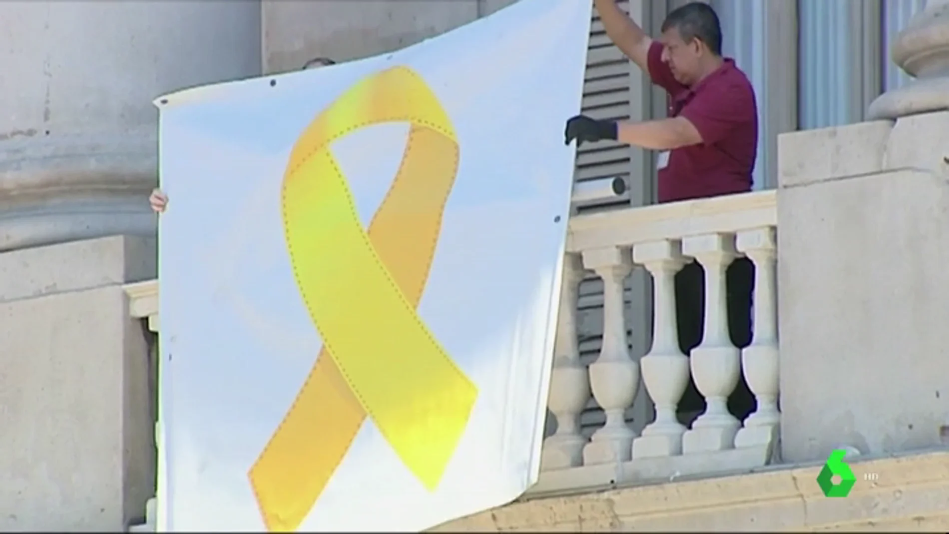 Un lazo amarillo vuelve a colgar de la fachada del Ayuntamiento de Barcelona: el PSC recrimina la decisión de Colau