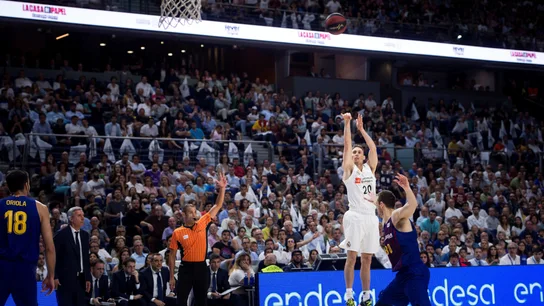 Carroll lanza un triple contra el Barcelona Carroll lanza un triple contra el Barcelona