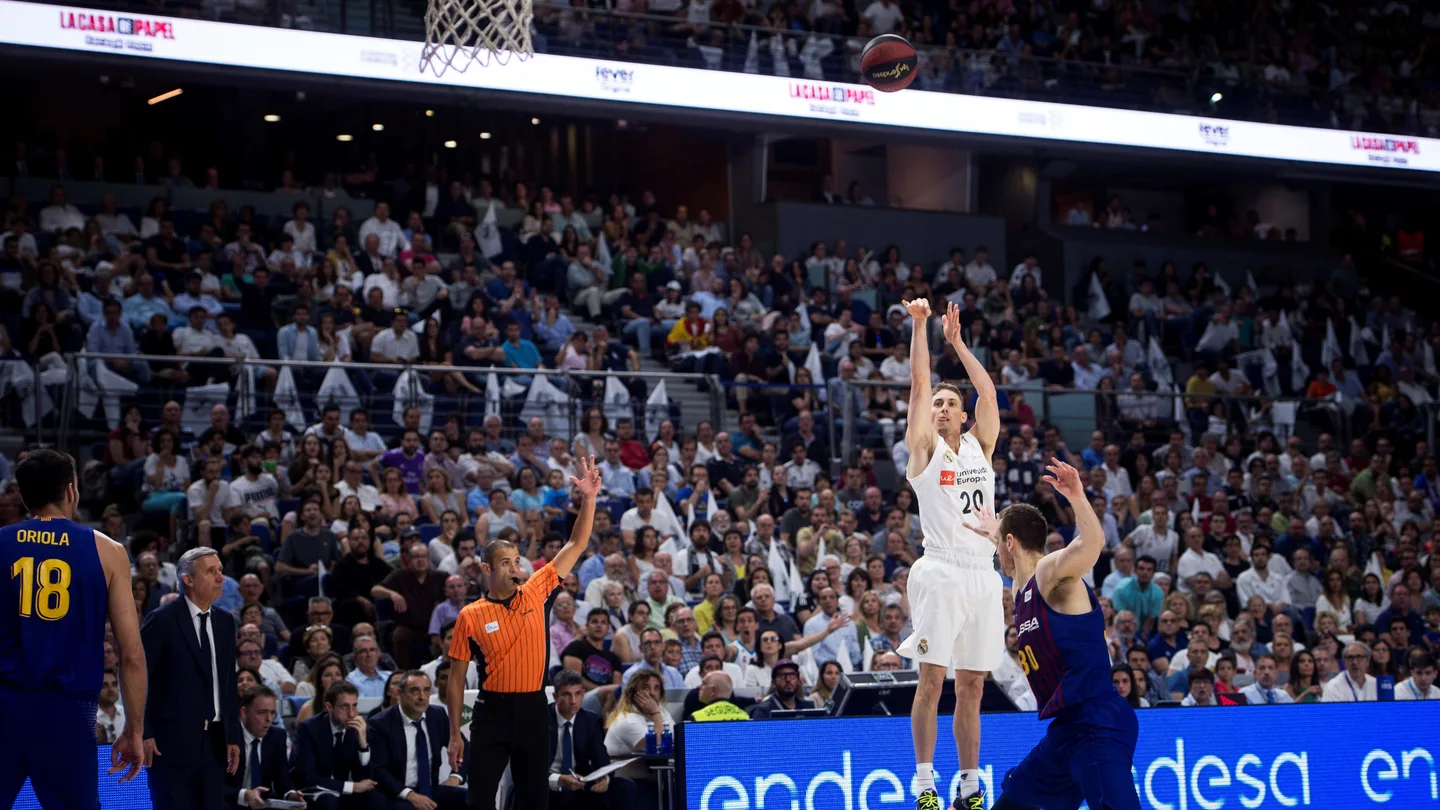 Carroll lanza un triple contra el Barcelona Carroll lanza un triple contra el Barcelona