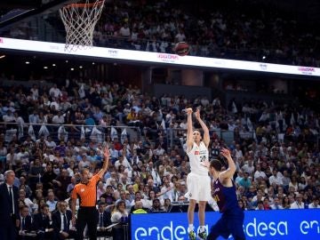 Carroll lanza un triple contra el Barcelona Carroll lanza un triple contra el Barcelona