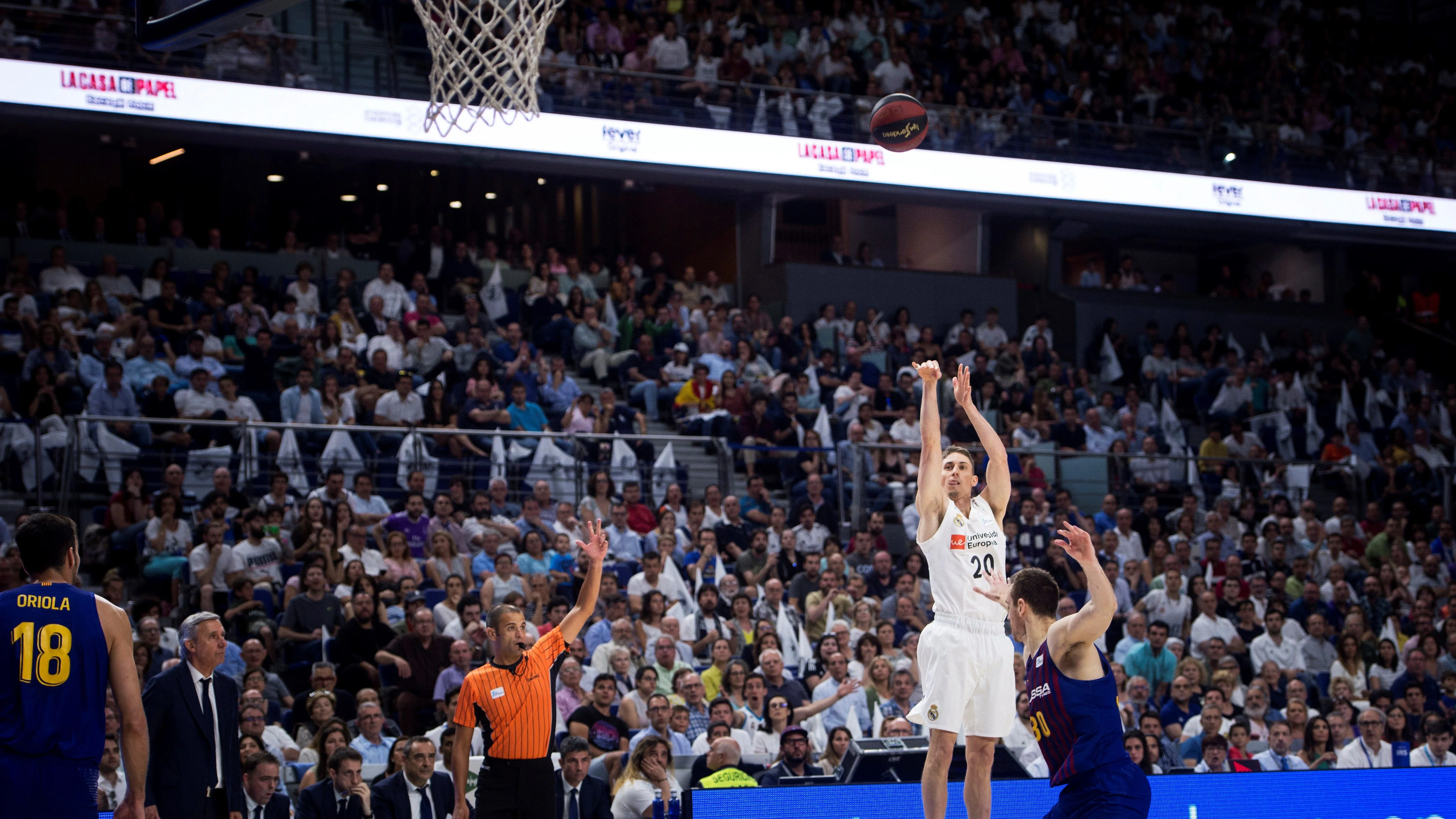 Carroll lanza un triple contra el Barcelona