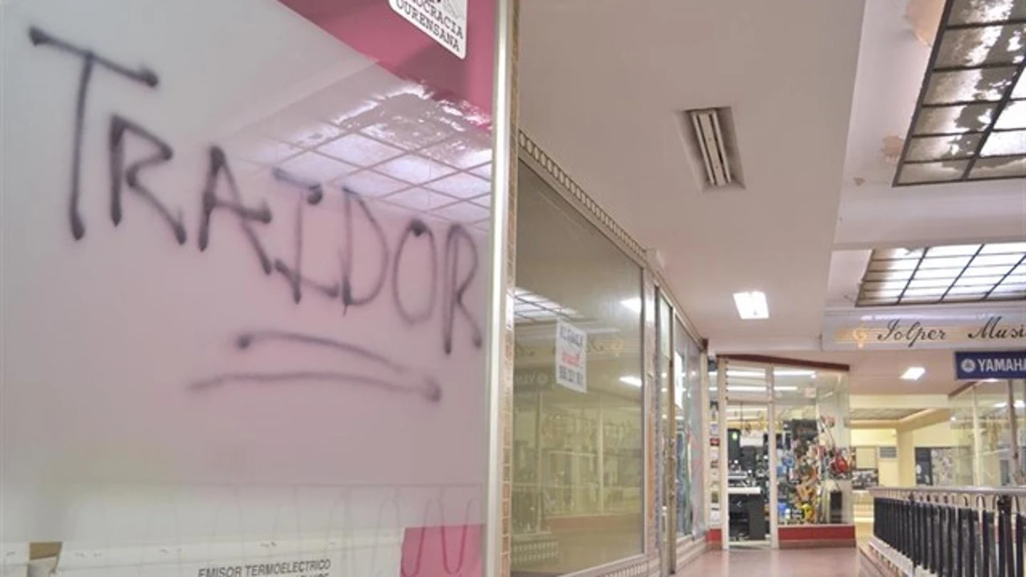 La pintada de 'traidor' contra Jácome La pintada de 'traidor' contra Jácome