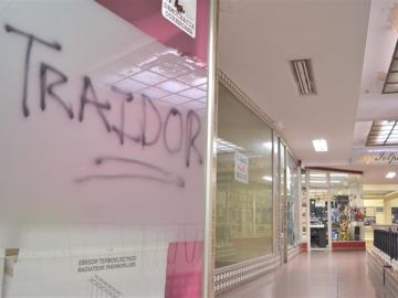 La pintada de 'traidor' contra Jácome La pintada de 'traidor' contra Jácome